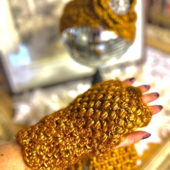 GOLDEN CROCHETED HAT AND FINGERLESS GLOVES SET - Picture 7 of 7